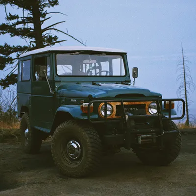Toyota Land Cruiser FJ40 overlander in the wild